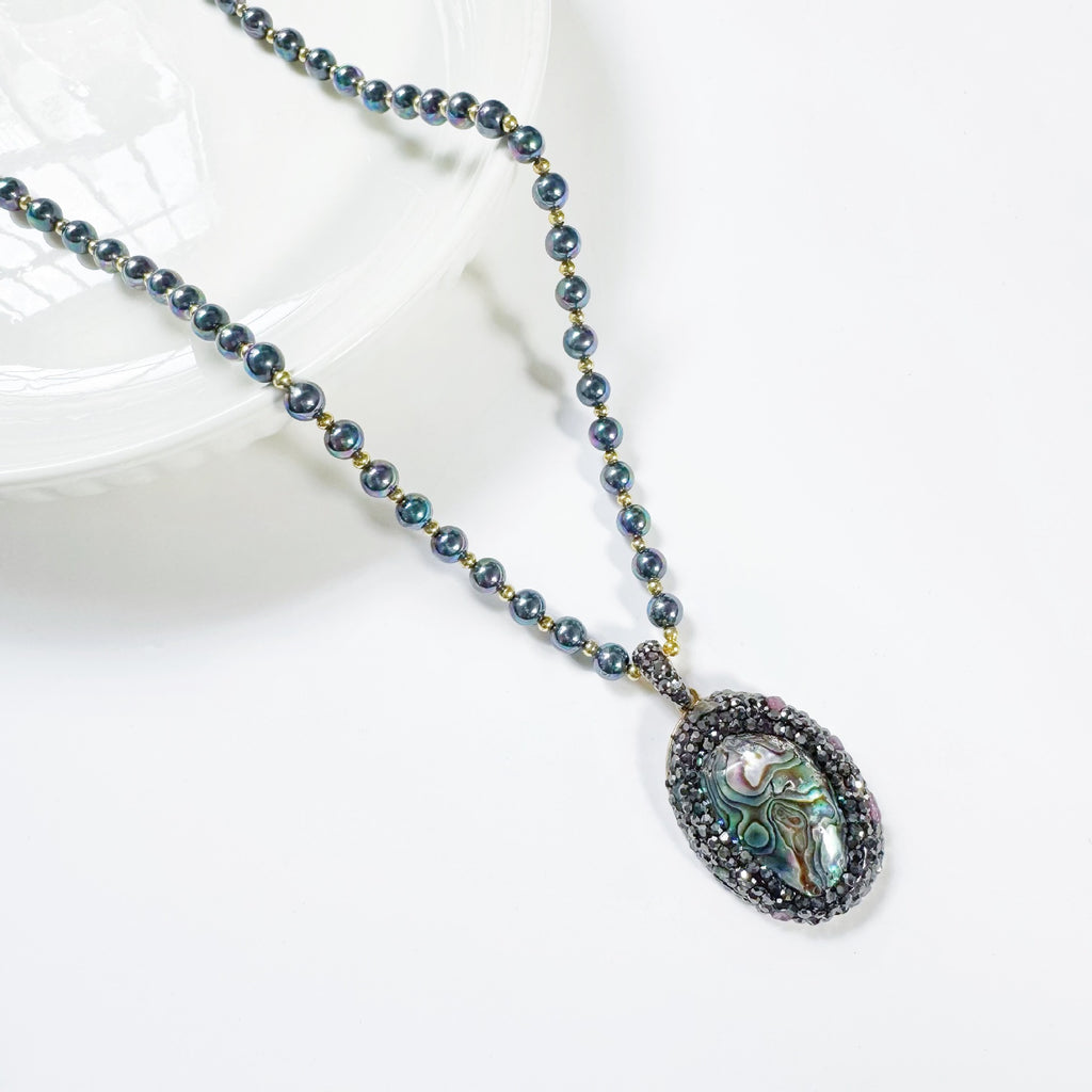 Madreperla Abalone e pietra nera