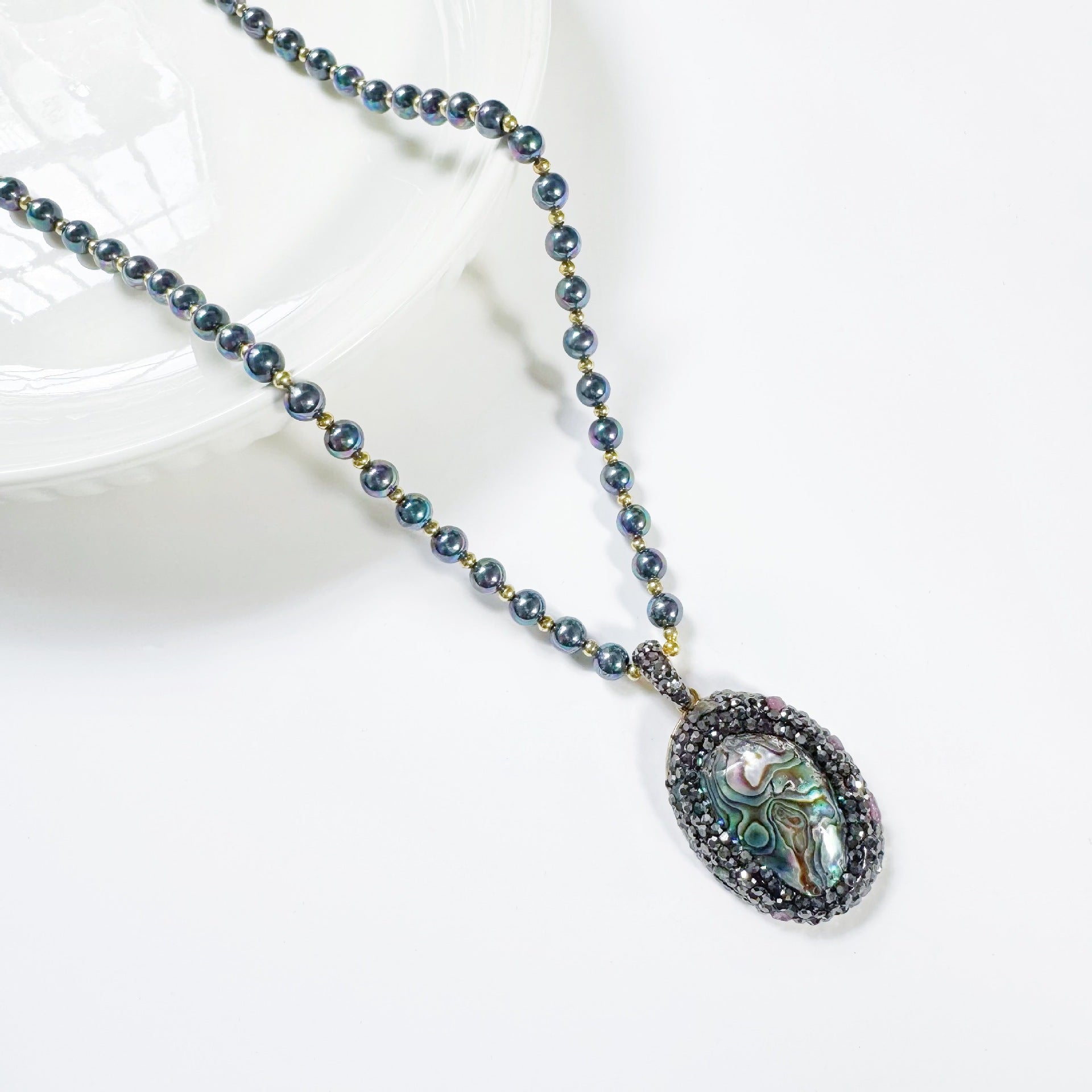 Madreperla Abalone e pietra nera