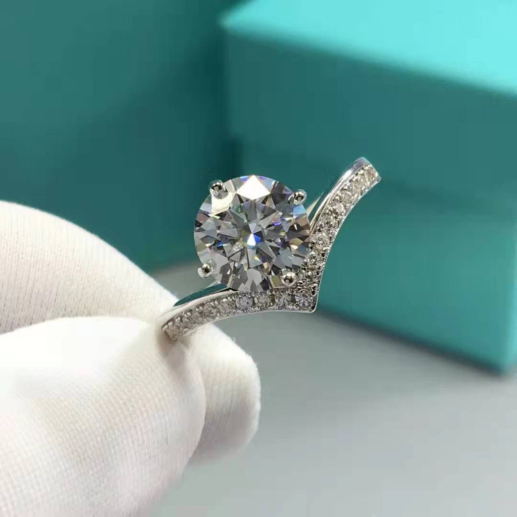 Anello Moissanite V Argento 18K