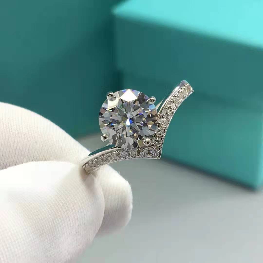 Anello Moissanite V Argento 18K