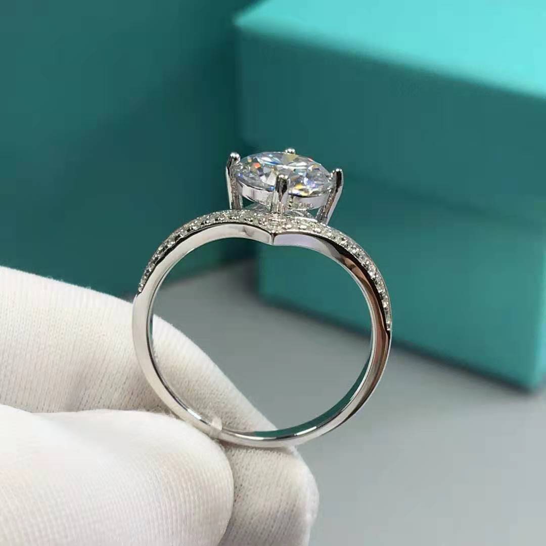 Anello Moissanite V Argento 18K