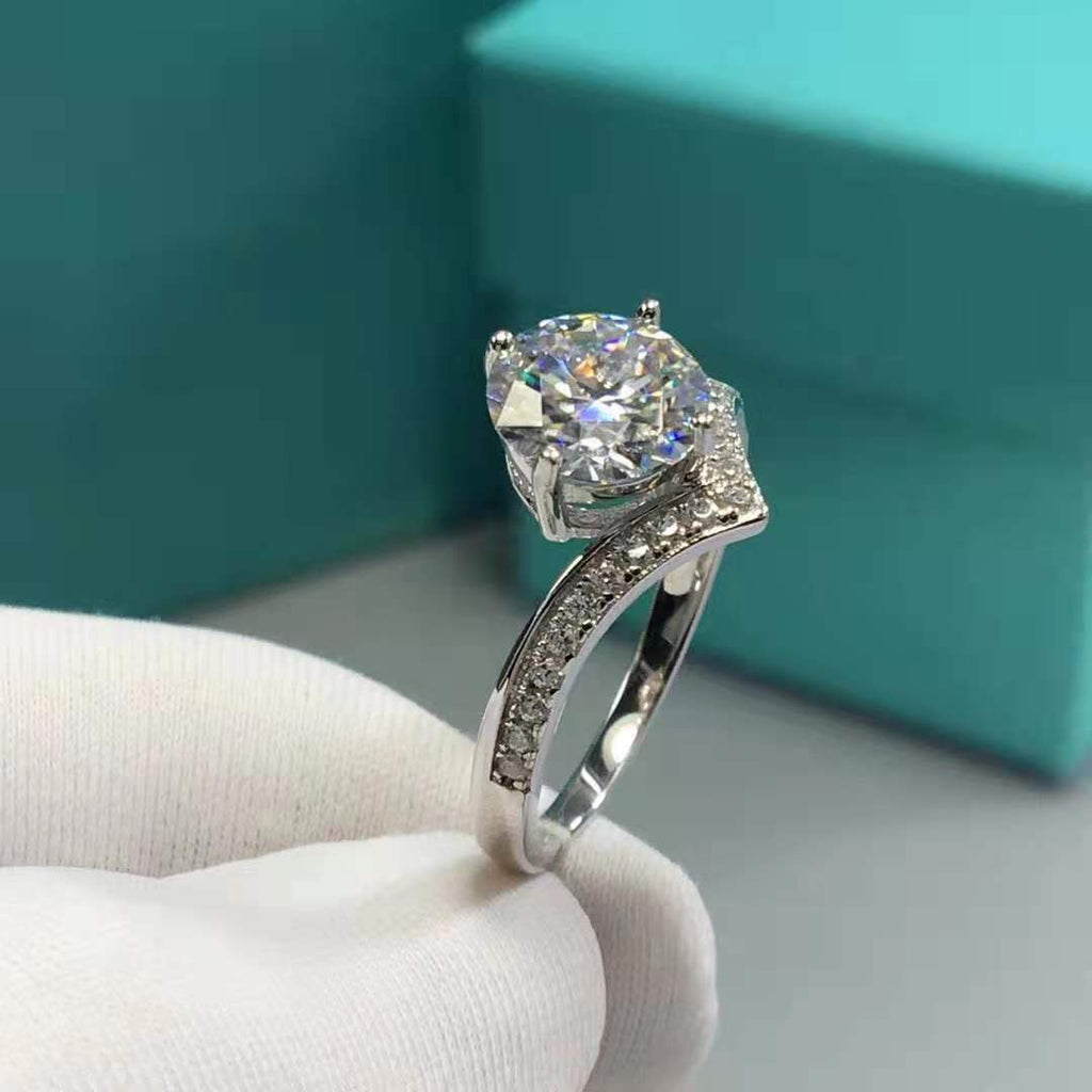 Anello Moissanite V Argento 18K